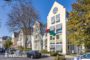 Bad Honnef Zentrum: Helle Eigentumswohnung direkt am Kursaal - Straßenansicht 2 (Pfeil)