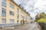 Rheinblick! 4-Zimmer-Maisonette mit 2 Balkonen - die Straßenansicht