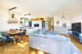 Villa Schaaffhausen: Hochwertige 4-Zimmer-Wohnung mit großem Garten und Whirlpool - Wohnzimmer